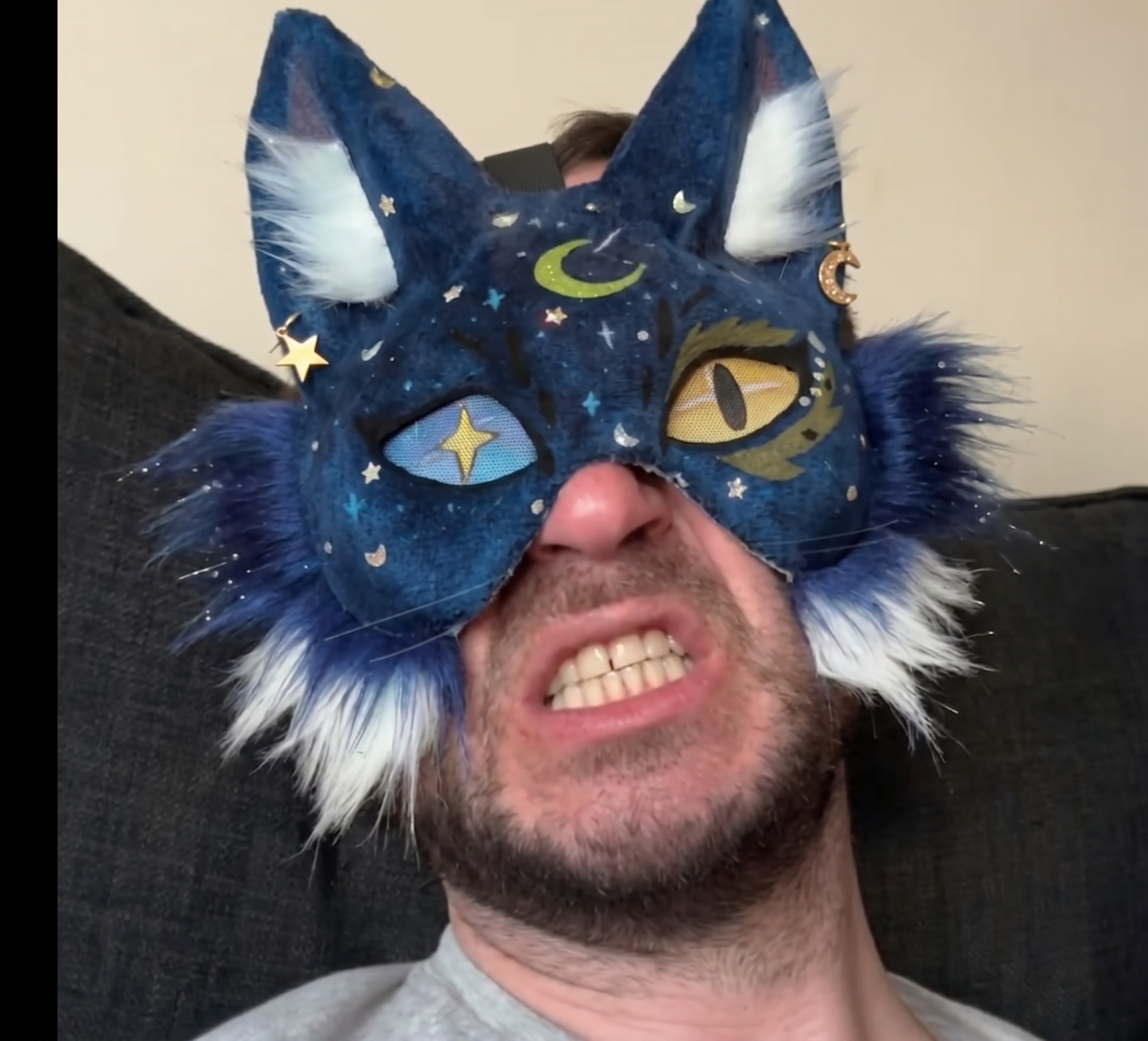 Øystein Holt i sin håndlagde therian-maske